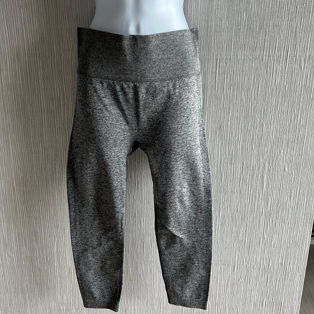 ❌SOLD❌ Forever21 Active Seamless High-Rise Capri Leggings  ( never worn )